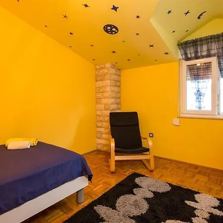 House With A Parking Space Kastel Luksic, - 14110 Сasa de vacaciones *