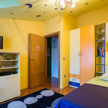 Сasa de vacaciones House With A Parking Space Kastel Luksic, - 14110