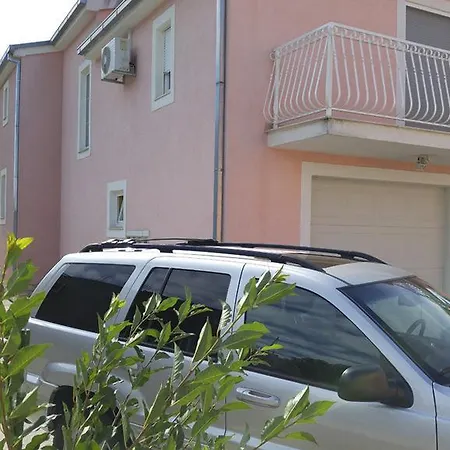 Сasa de vacaciones House With A Parking Space Kastel Luksic, - 14110 *