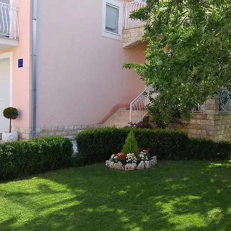 Сasa de vacaciones House With A Parking Space Kastel Luksic, - 14110 *